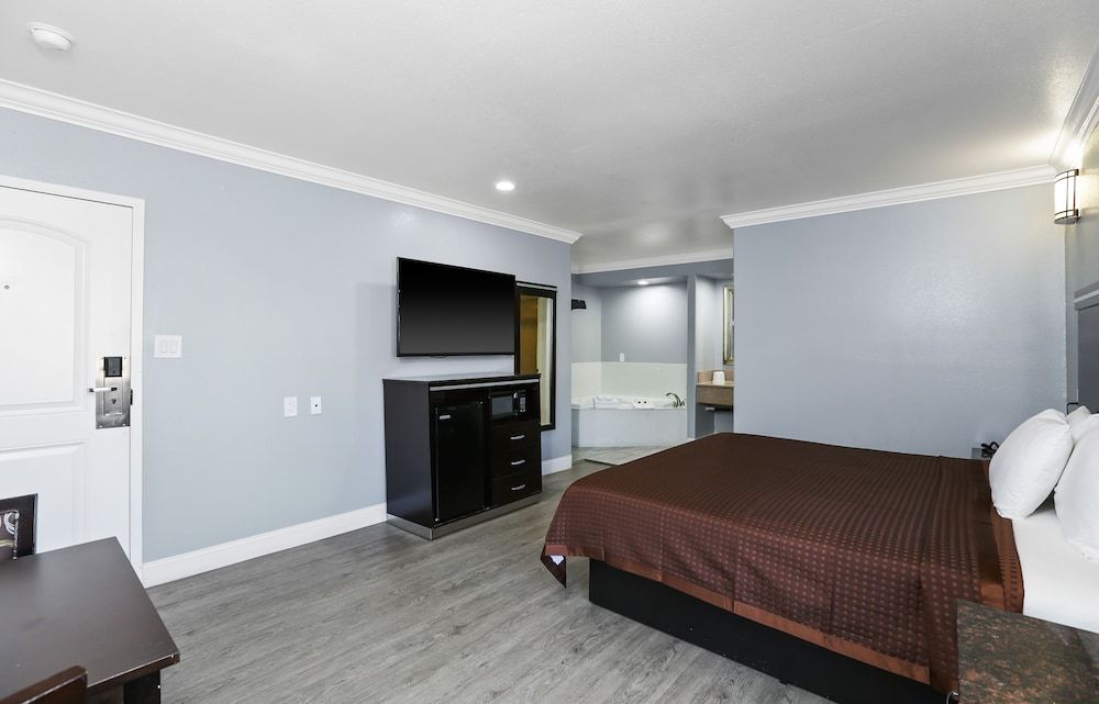 3rd Avenue Inn Room, 1 King Bed, Hot Tub 2