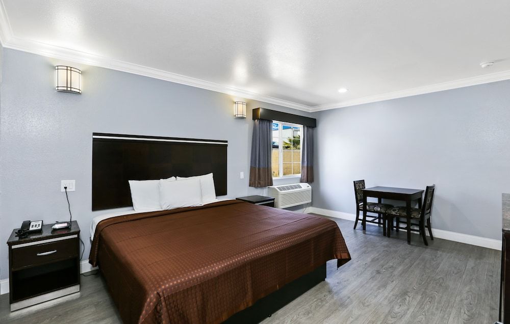 3rd Avenue Inn Room, 1 King Bed, Hot Tub