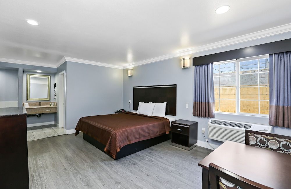 3rd Avenue Inn Room, 1 King Bed, Hot Tub 3