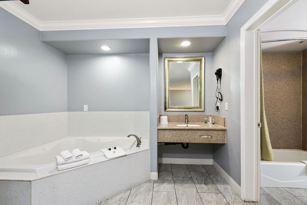 3rd Avenue Inn Room, 1 King Bed, Hot Tub 5