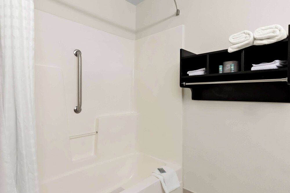 Best Western Saluki Inn Suite, 1 King Bed, Non Smoking, Refrigerator & Microwave (Pet Friendly;with Sofabed) 4