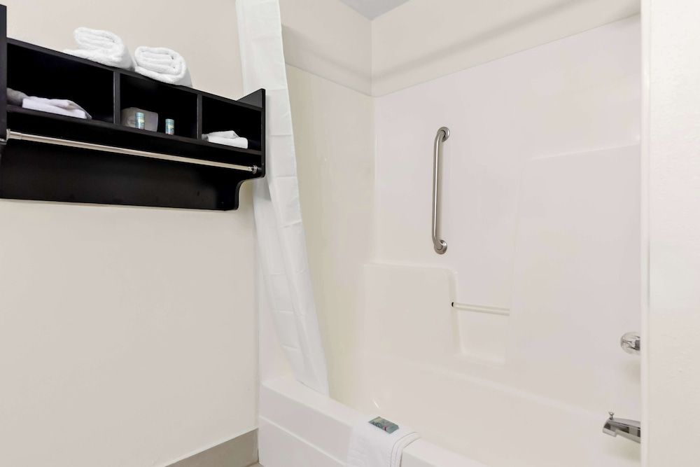 Best Western Saluki Inn Standard Room, 1 King Bed, Non Smoking, Refrigerator & Microwave (Pet Friendly;with Sofabed) 4