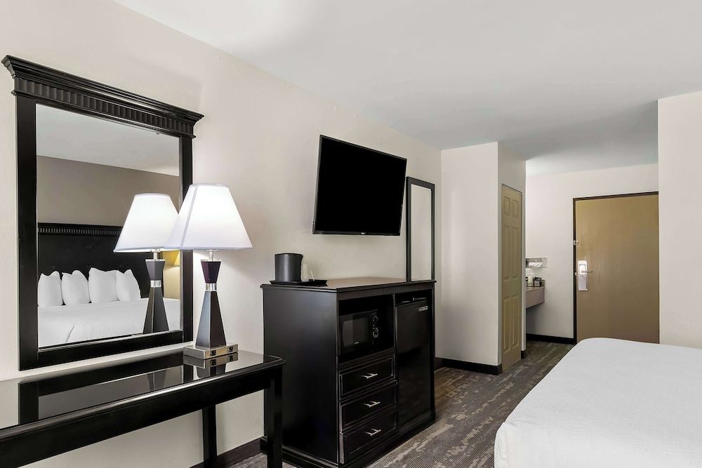 Best Western Saluki Inn Standard Room, 1 King Bed, Accessible, Refrigerator & Microwave (Pet Friendly) 2