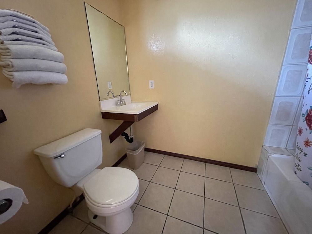 Welcome Inn Standard Room, 1 King Bed, Smoking 4