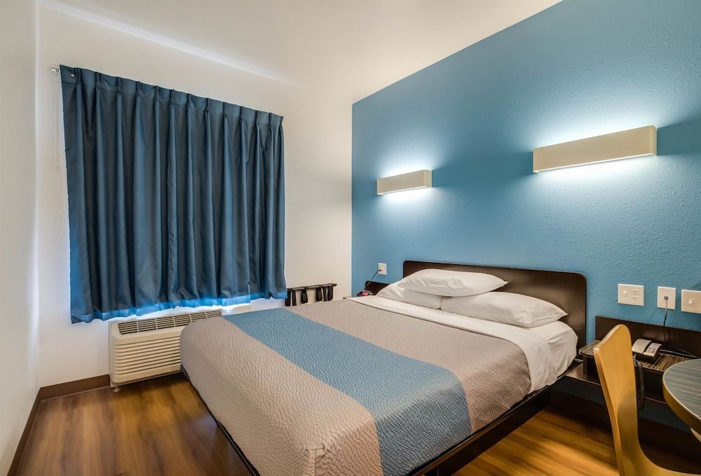 Motel 6 Poplar Bluff, MO Standard Studio, 1 Queen Bed, Non Smoking, Kitchen 4