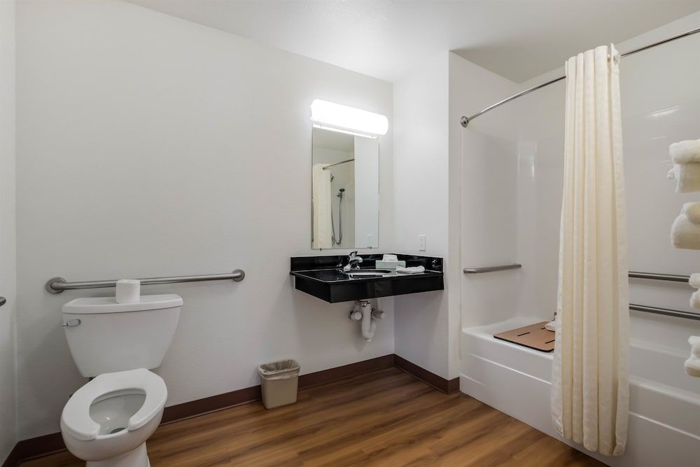 Motel 6 Poplar Bluff, MO Deluxe Suite, 2 Queen Beds, Accessible, Non Smoking 3