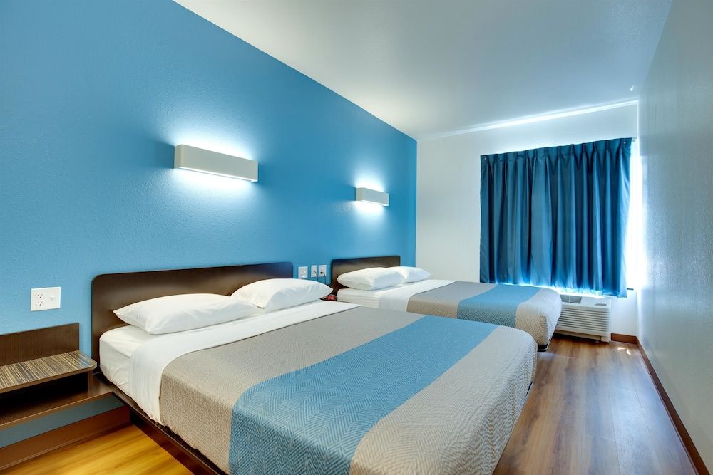 Motel 6 Poplar Bluff, MO Deluxe Suite, 2 Queen Beds, Accessible, Non Smoking 2