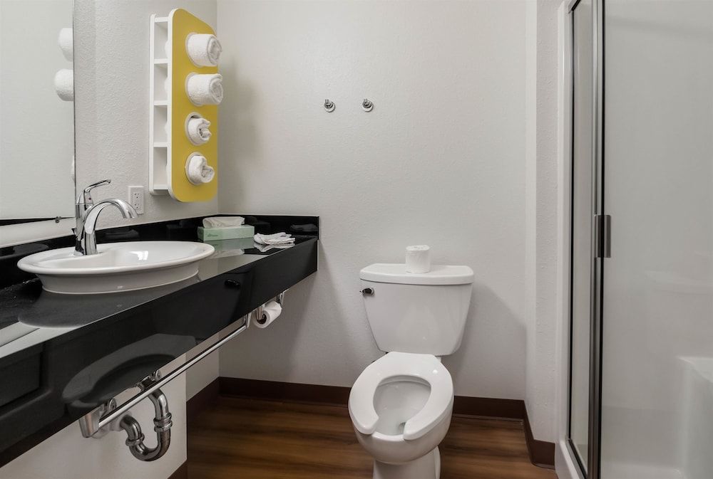 Motel 6 Poplar Bluff, MO Deluxe Suite, 2 Queen Beds, Accessible, Non Smoking 5