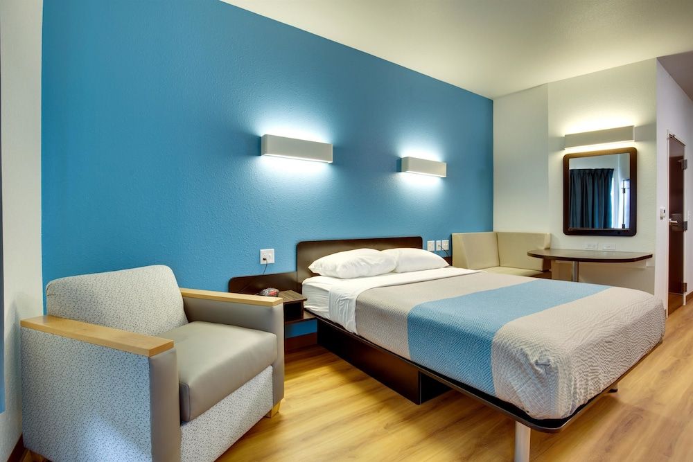 Motel 6 Poplar Bluff, MO Standard Studio, 1 Queen Bed, Non Smoking, Kitchen 2