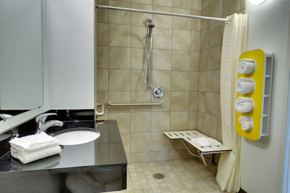 Motel 6 Poplar Bluff, MO Deluxe Suite, 2 Queen Beds, Accessible, Non Smoking 4