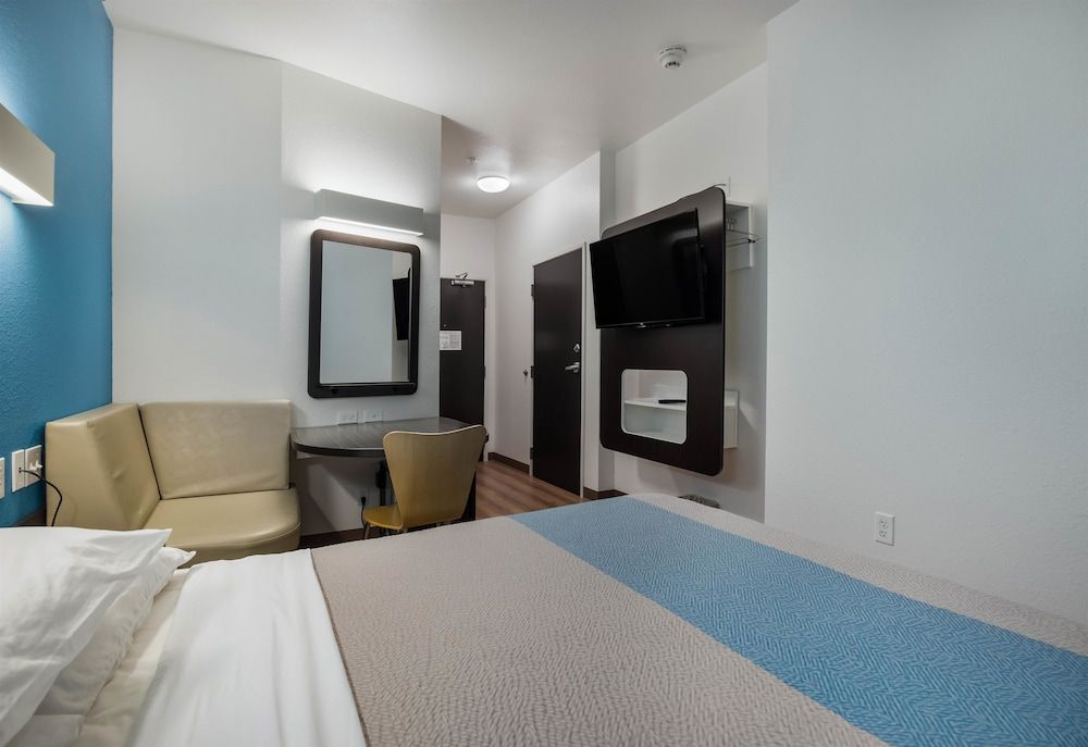 Motel 6 Poplar Bluff, MO Standard Studio, 1 Queen Bed, Non Smoking, Kitchen 7