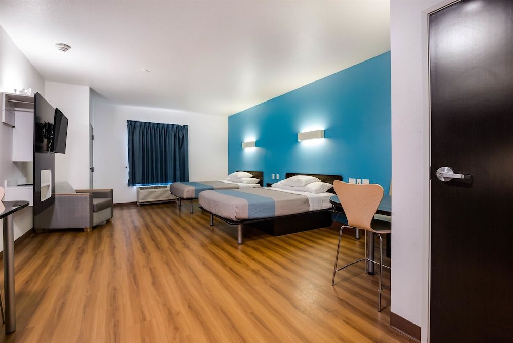 Motel 6 Poplar Bluff, MO Deluxe Room, 1 Queen Bed, Accessible, Non Smoking 4