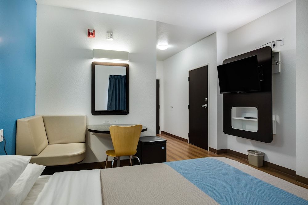 Motel 6 Poplar Bluff, MO Deluxe Room, 1 Queen Bed, Accessible, Non Smoking 8