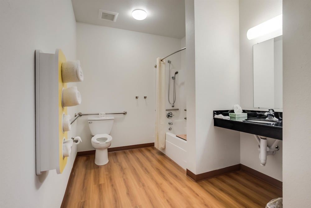 Motel 6 Poplar Bluff, MO Deluxe Room, 1 Queen Bed, Accessible, Non Smoking 7