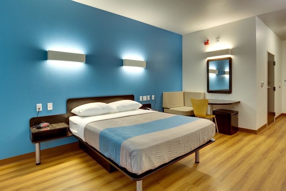 Motel 6 Poplar Bluff, MO Standard Studio, 1 Queen Bed, Non Smoking, Kitchen