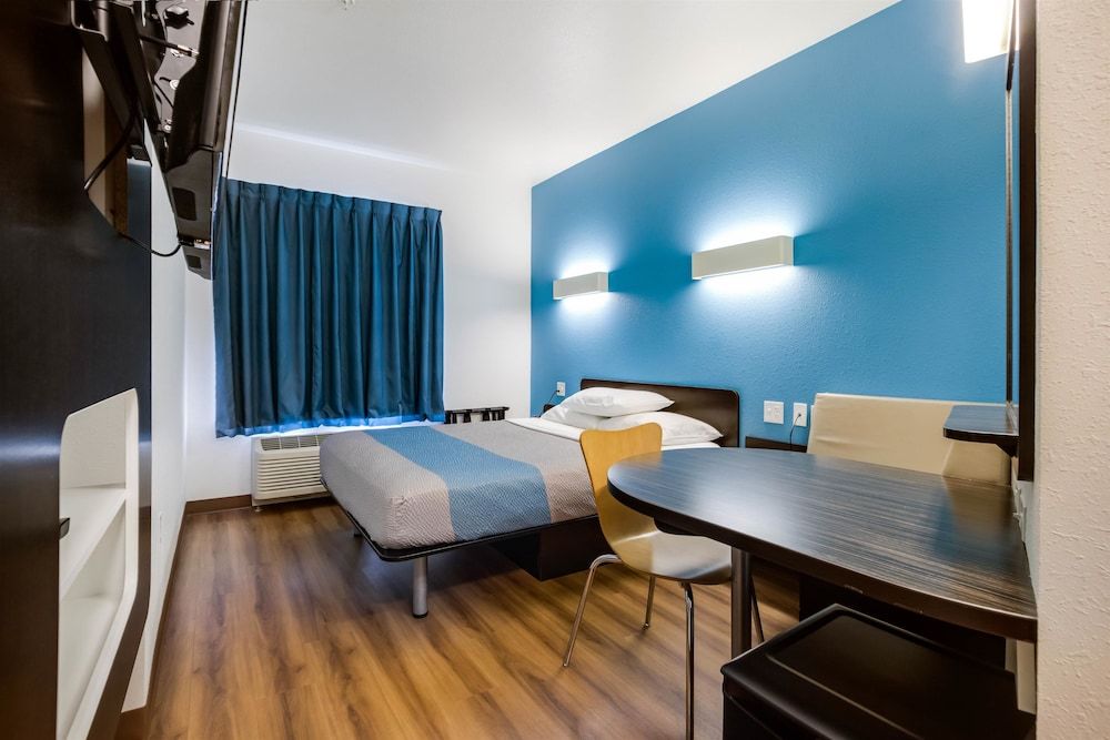 Motel 6 Poplar Bluff, MO Standard Studio, 1 Queen Bed, Non Smoking, Kitchen 8