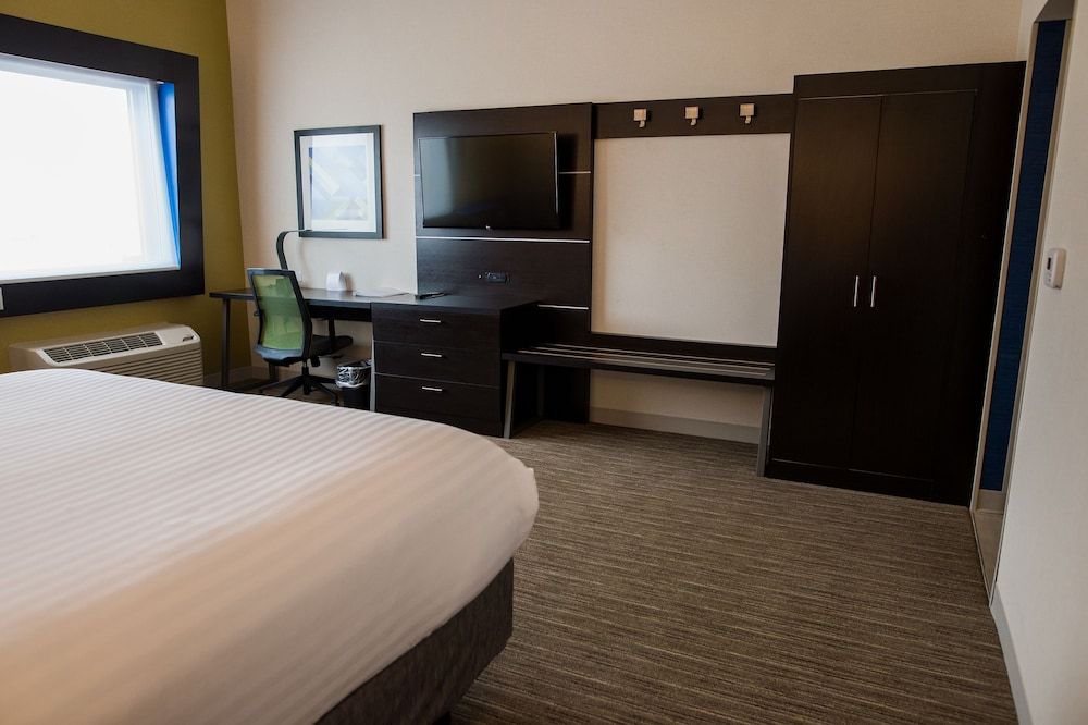 Standard Room, 1 King Bed, Accessible (Mobility, Accessible Tub)