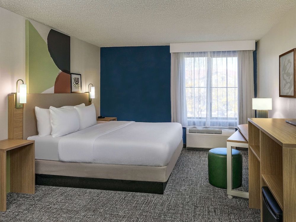 Spark by Hilton Denver International Airport Room, 1 King Bed