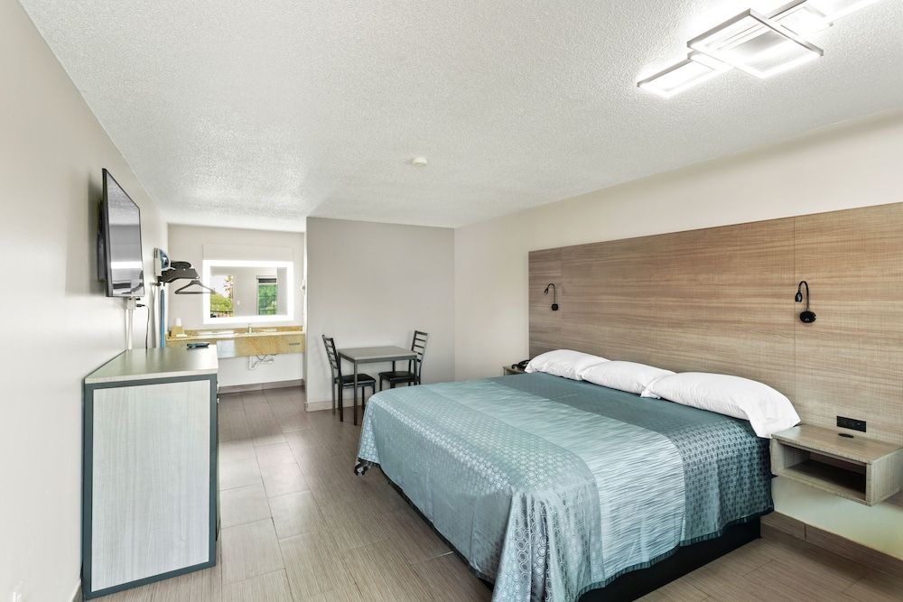 Standard Room, 1 King Bed, Smoking