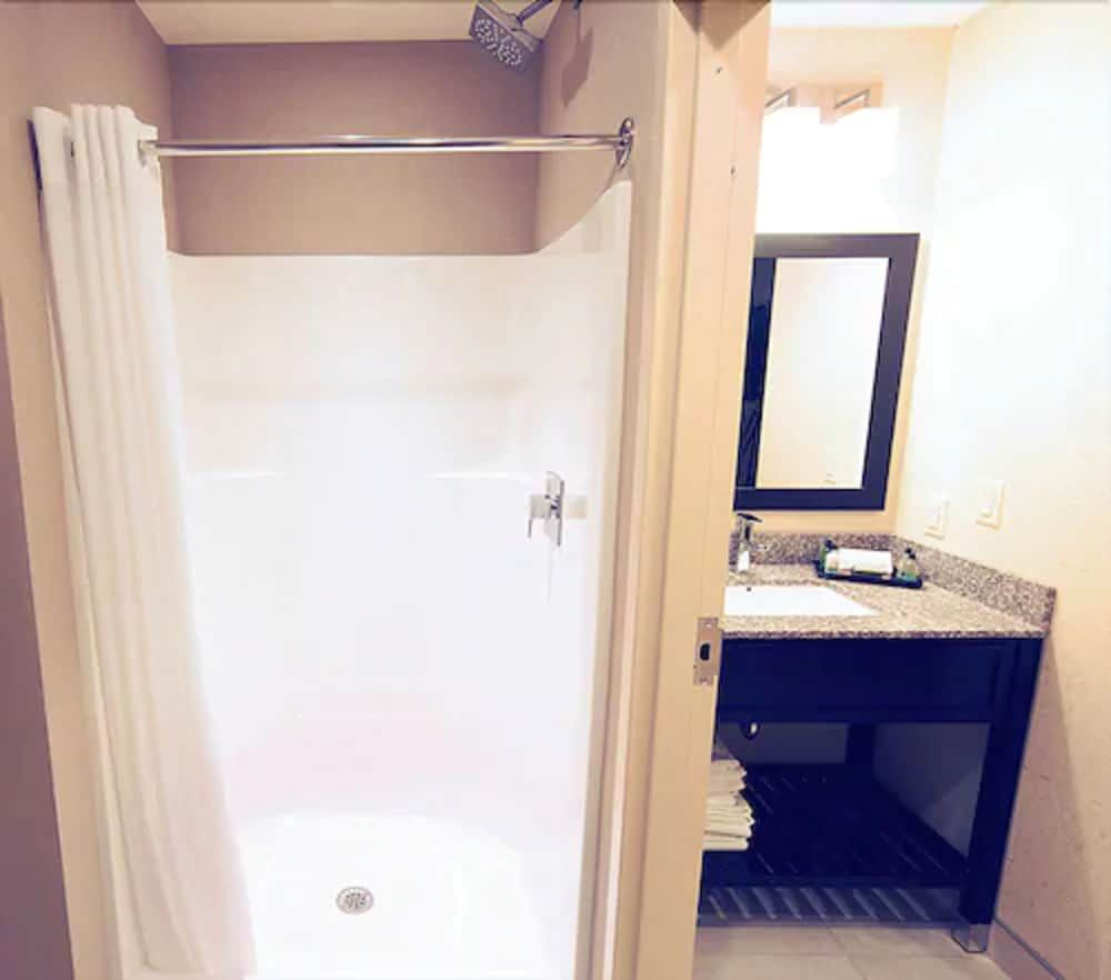 Warehouse Hotel Standard Room, 2 Queen Beds 4