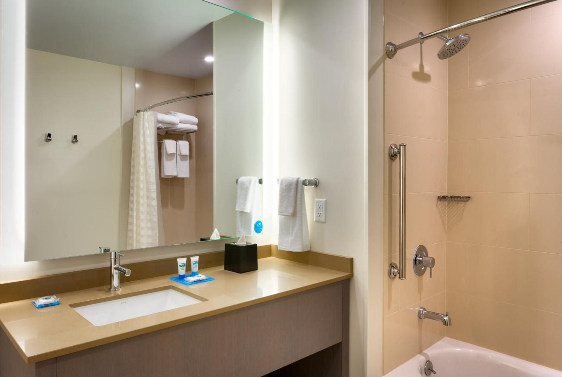 Specialty One Bedroom Kitchen Corner Suite Two Queen Beds (plus Sofa Bed)
