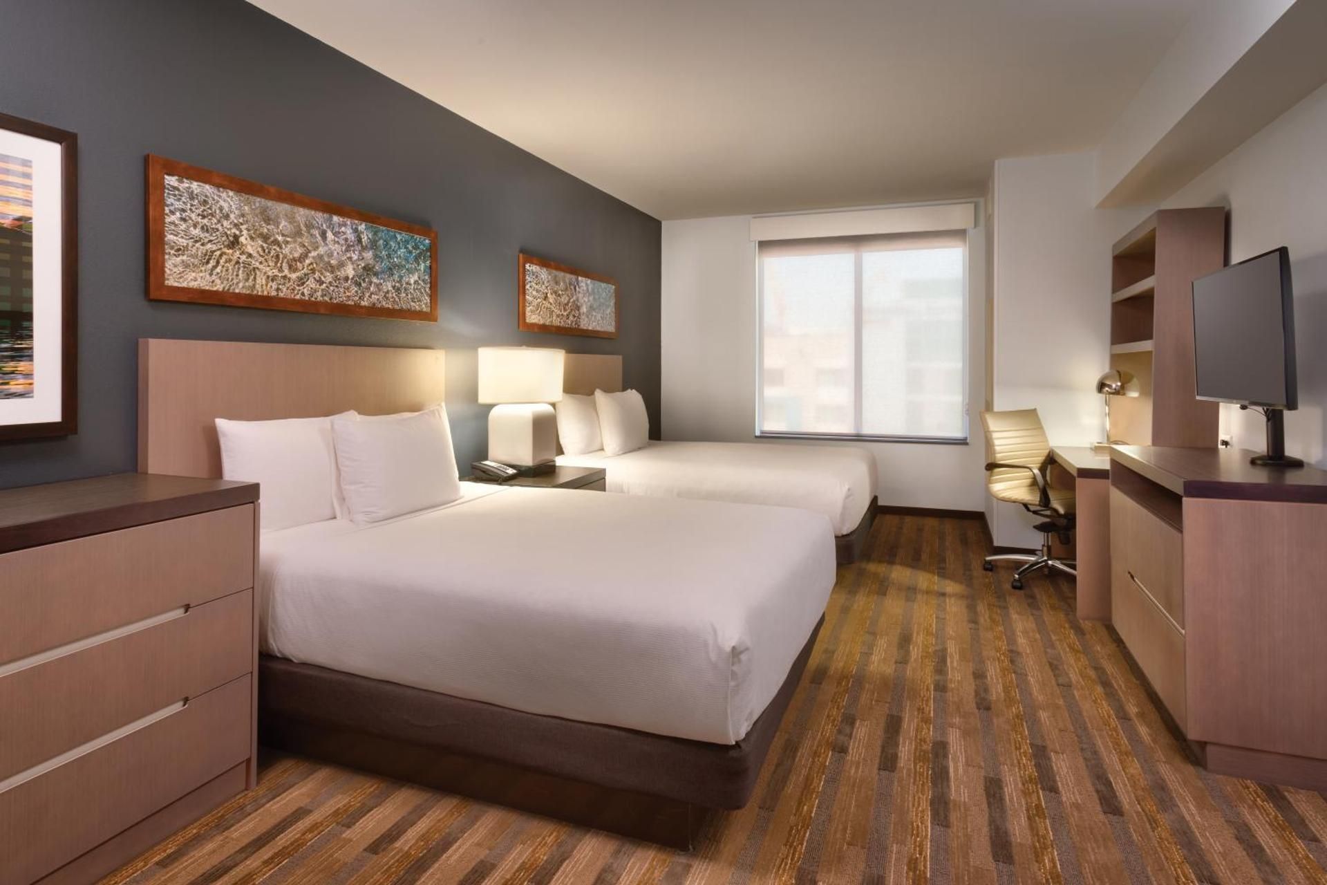 Specialty One Bedroom Kitchen Corner Suite Two Queen Beds (plus Sofa Bed)
