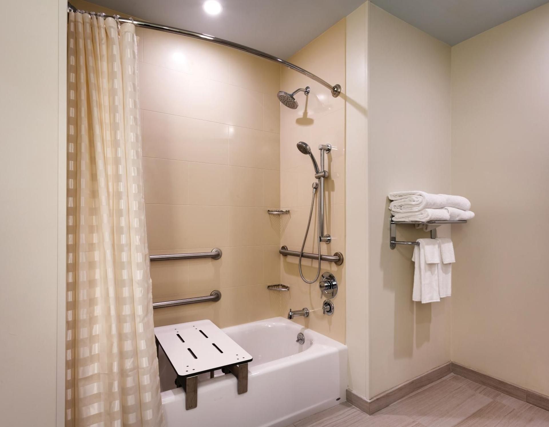 Accessible One Bedroom Kitchen Suitetub Two Queen Beds (plus Sofa Bed)