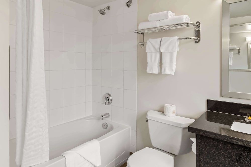 Best Western Plus Pitt Meadows Inn & Suites Standard Room, 1 King Bed, Non Smoking, Refrigerator 5