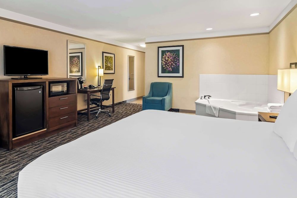 Suite, 1 King Bed, Non Smoking, Jetted Tub
