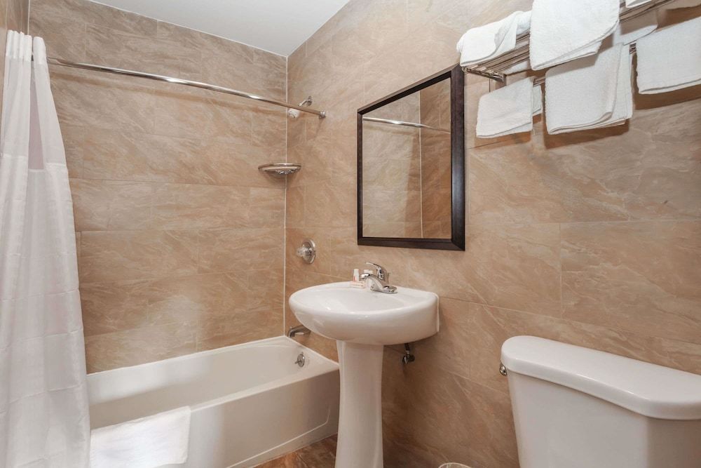 undefined Travelodge by Wyndham Jersey City 8