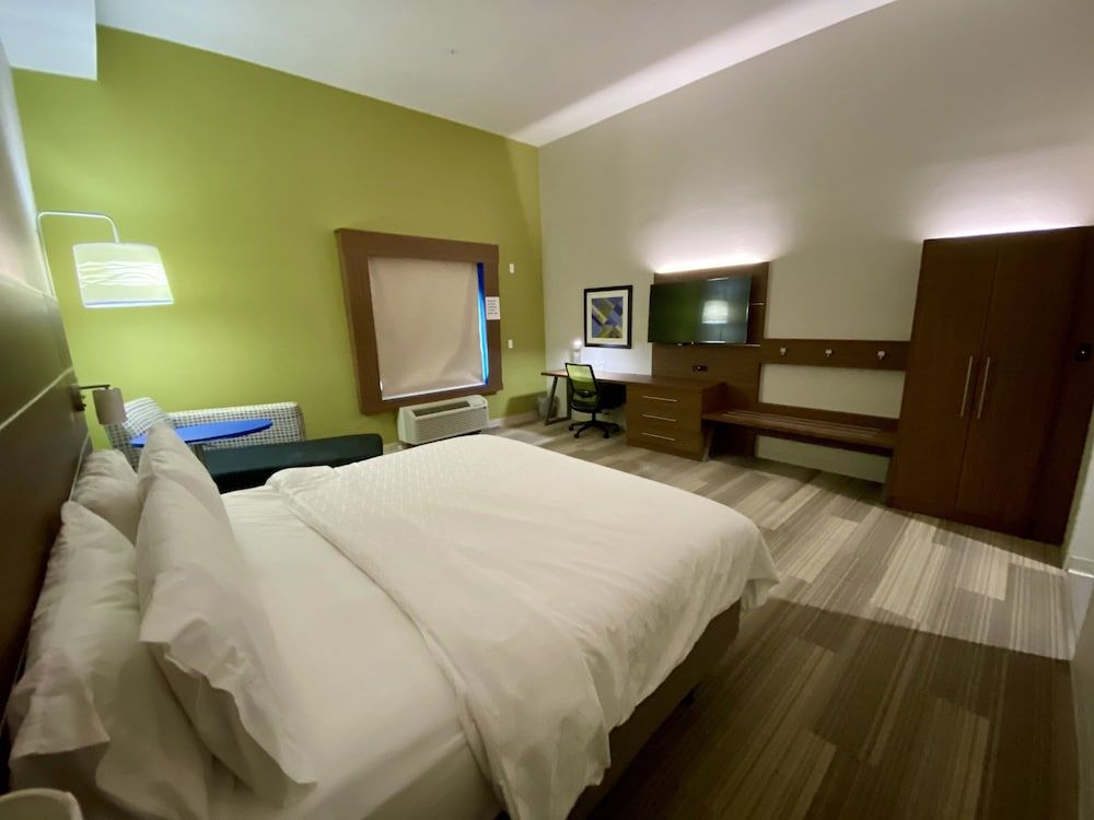Standard Room, 1 King Bed, Accessible (Mobility Roll-In Shower)