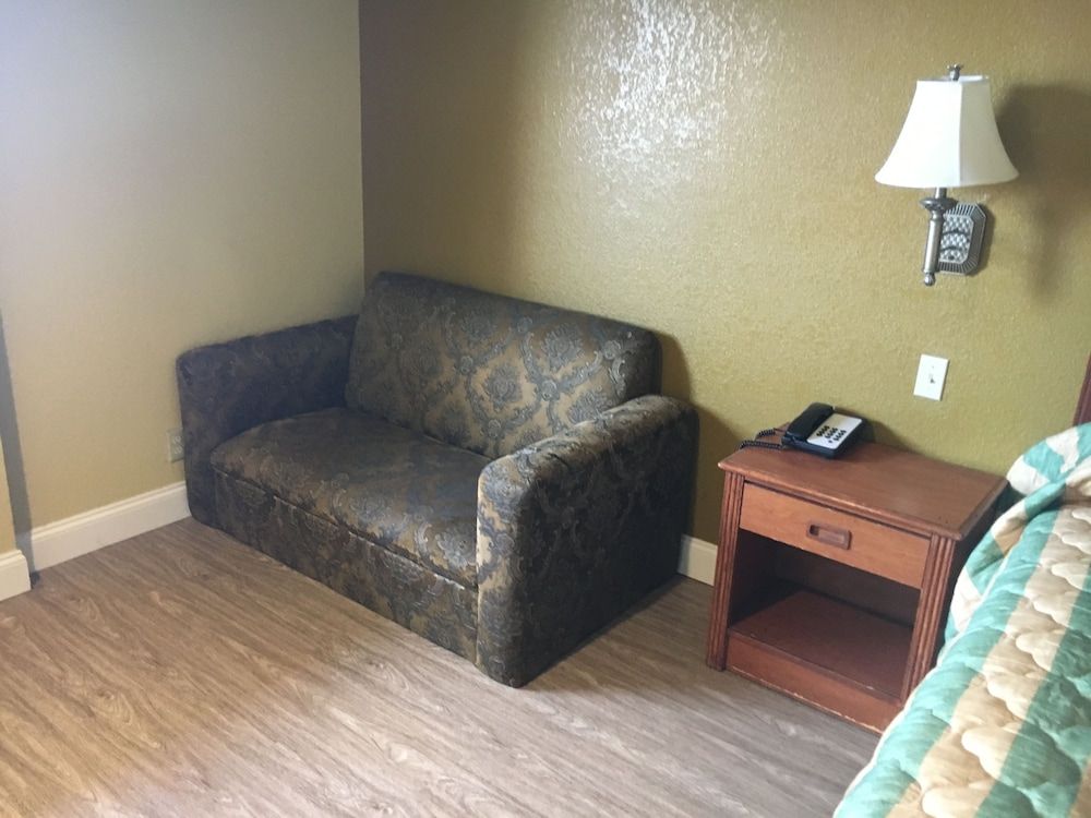 Bellflower Travel Inn Room, 2 Queen Beds, Smoking 14