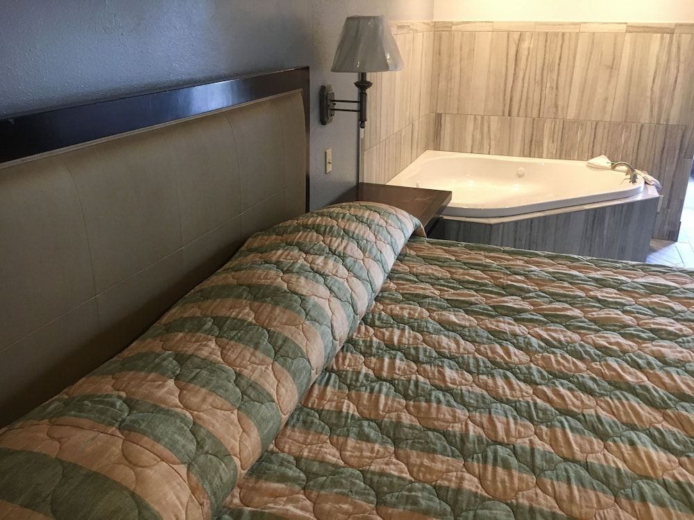 Bellflower Travel Inn King Room, Non Smoking 2