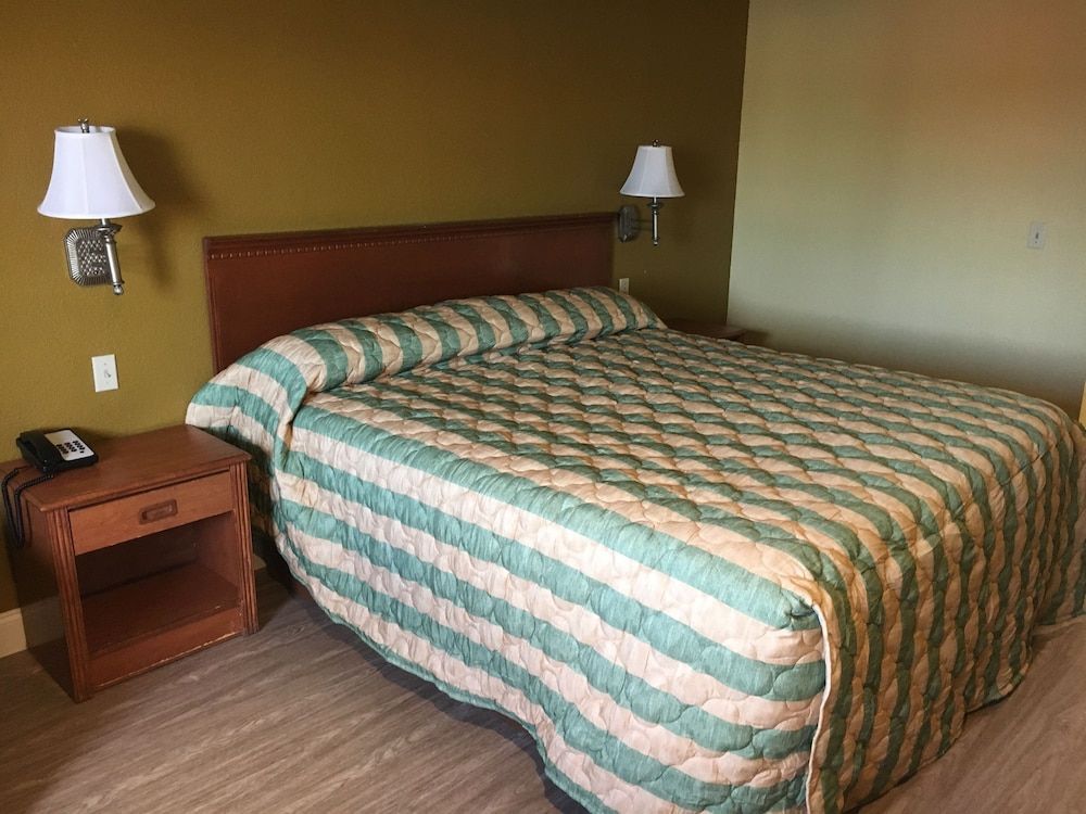 Bellflower Travel Inn King Room, Non Smoking 5