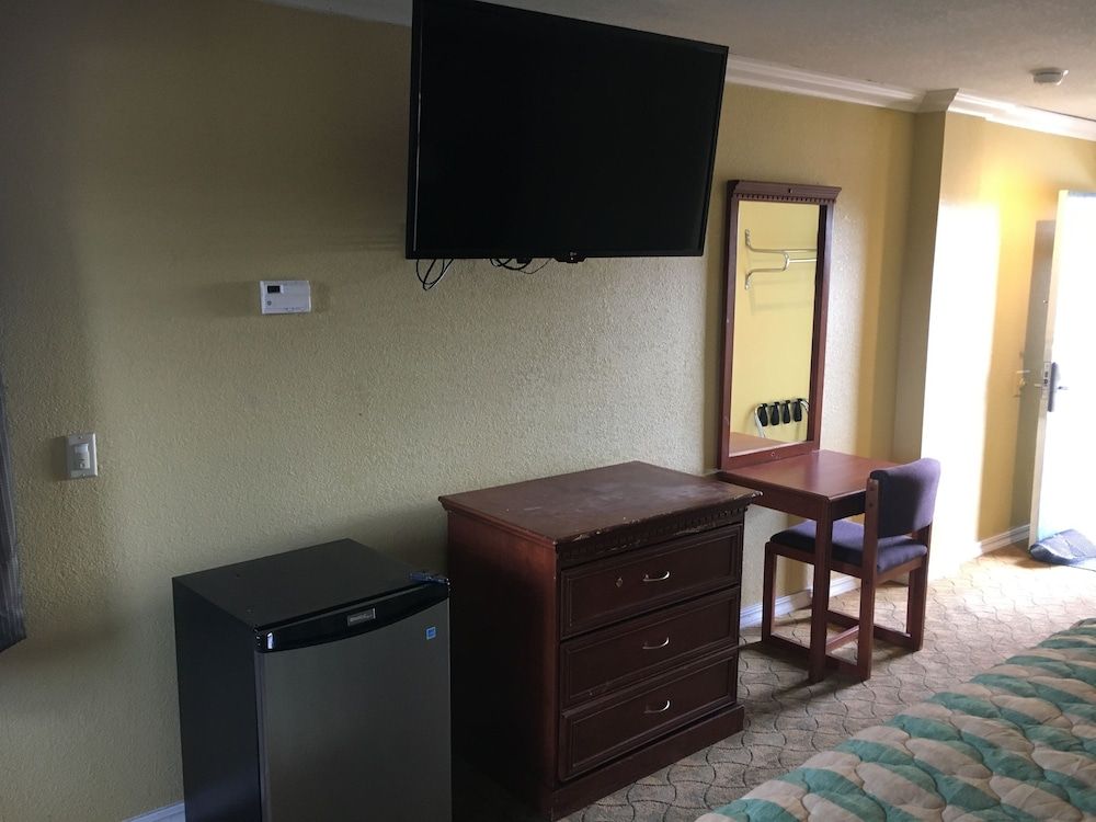 Bellflower Travel Inn King Room, Non Smoking 9