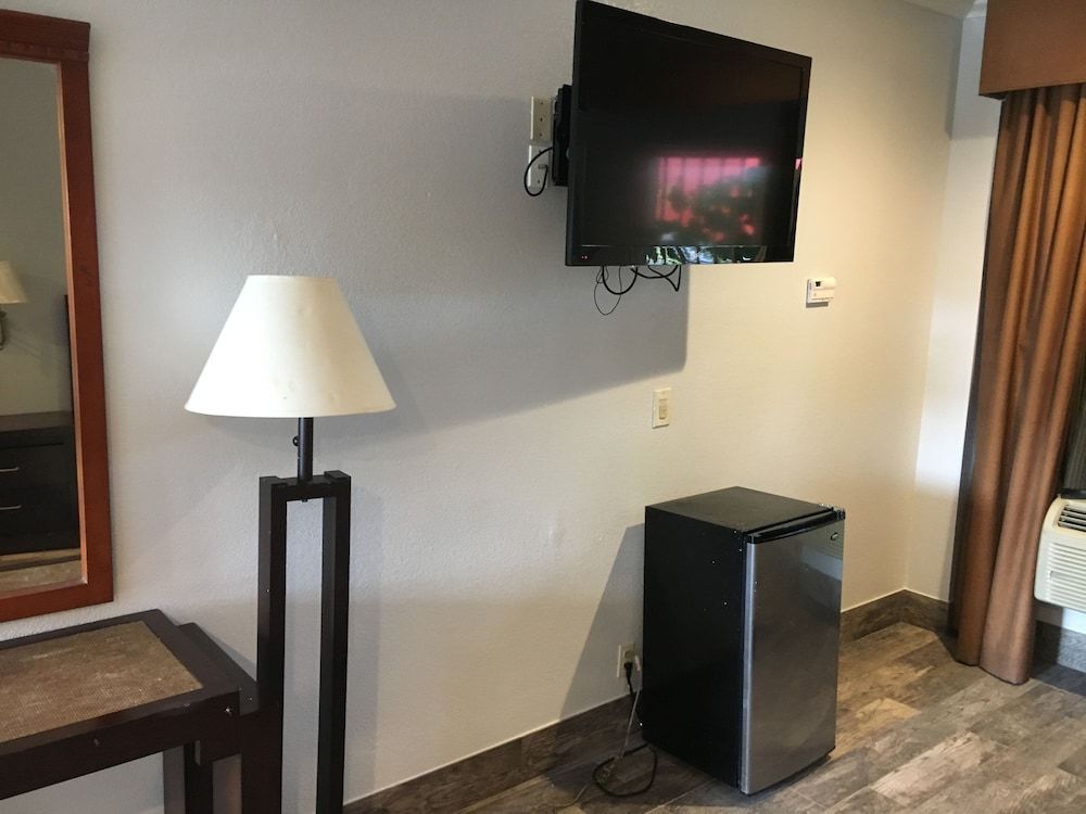 Bellflower Travel Inn King Room, Non Smoking 10