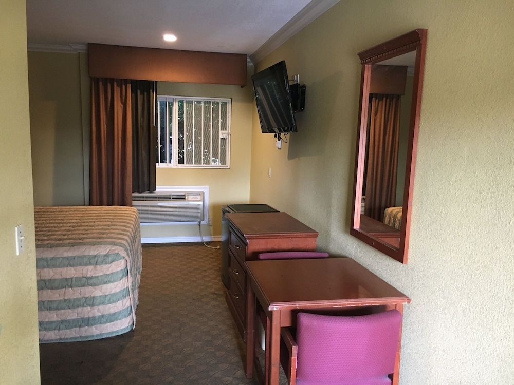 Bellflower Travel Inn King Room, Non Smoking 11