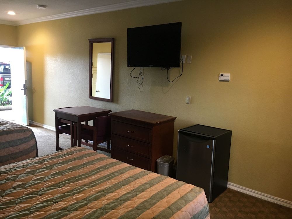 Bellflower Travel Inn Room, 2 Queen Beds, Smoking 10