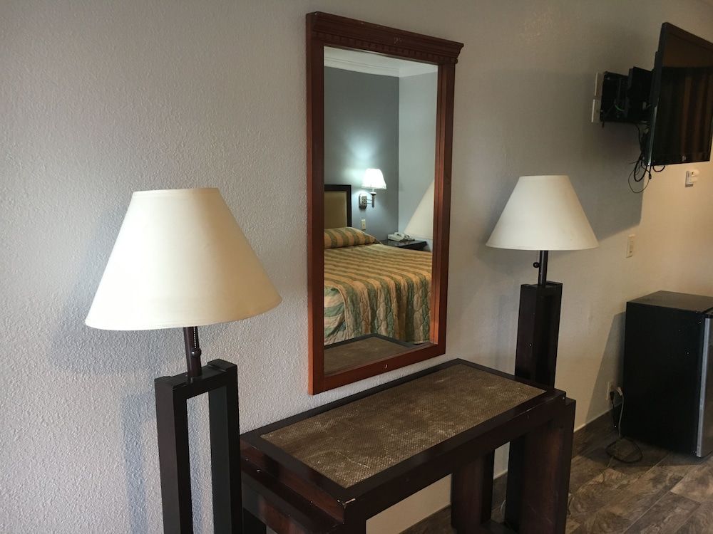 Bellflower Travel Inn Room, 2 Queen Beds, Smoking 11