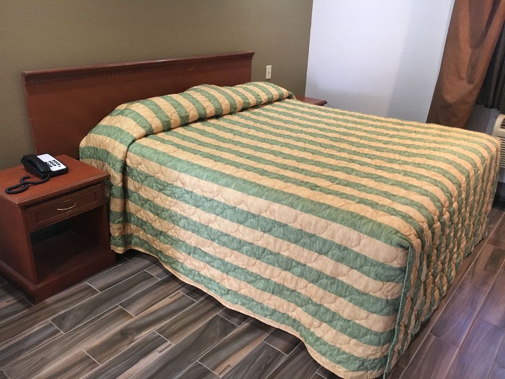 Bellflower Travel Inn King Room, Non Smoking 4