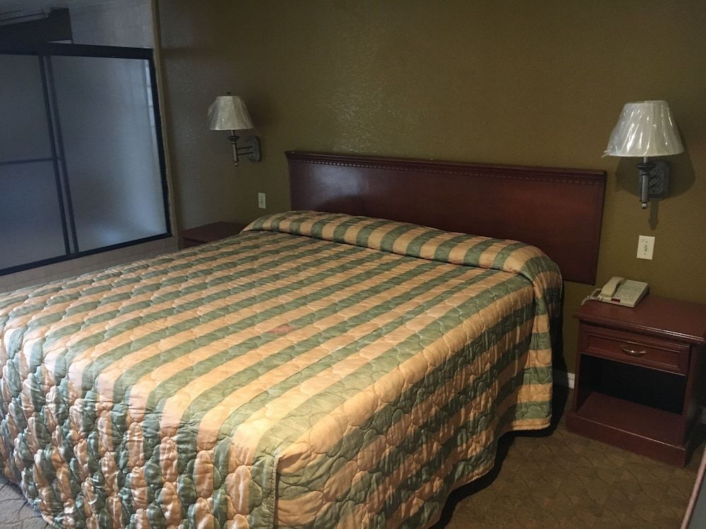 Room, 1 King Bed, Smoking, Jetted Tub