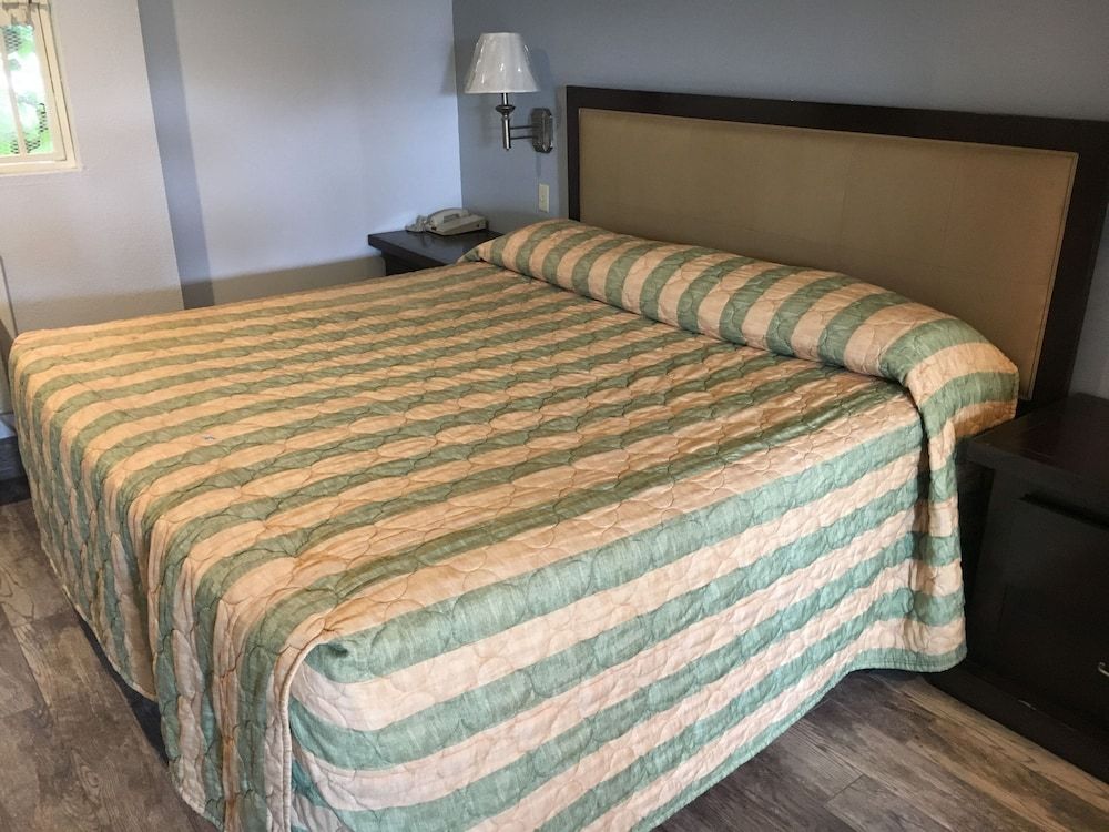 Bellflower Travel Inn King Room, Non Smoking 6