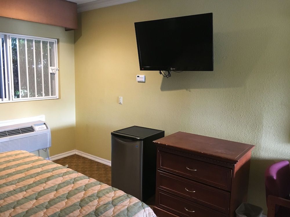 Bellflower Travel Inn King Room, Non Smoking 8