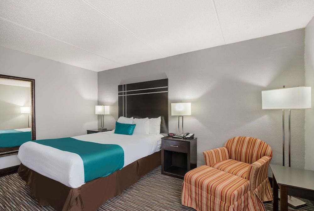 Standard Room, 1 Queen Bed, Accessible, Non Smoking (Walk-in Shower)