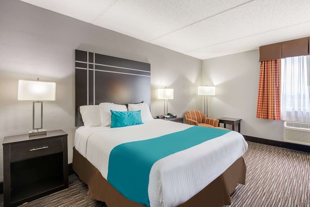 Standard Room, 1 Queen Bed, Accessible, Non Smoking (Walk-in Shower)