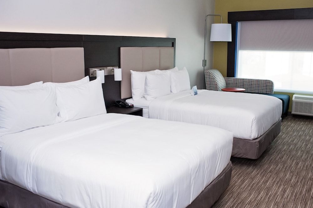 Suite, 2 Queen Beds, Accessible Bathtub