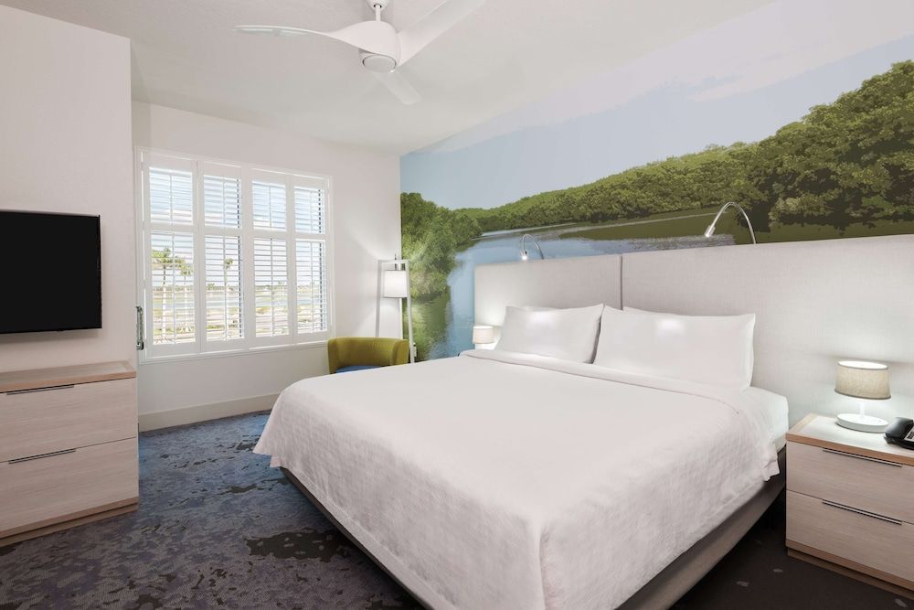 Suite, 1 King Bed, Accessible, Non Smoking (Bathtub)
