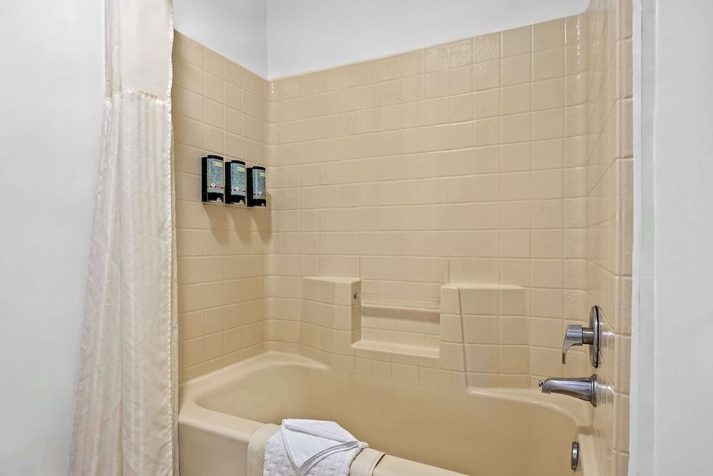 Best Western Liberty Inn Deluxe Room, 1 King Bed with Sofa bed, Non Smoking, Refrigerator & Microwave (with Sofabed) 5