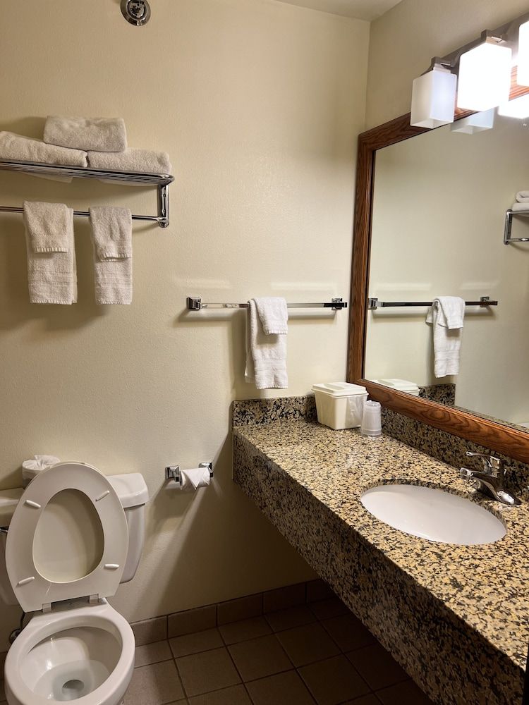 Serena Inn & Suites - Sundance Suite, 1 King Bed 4