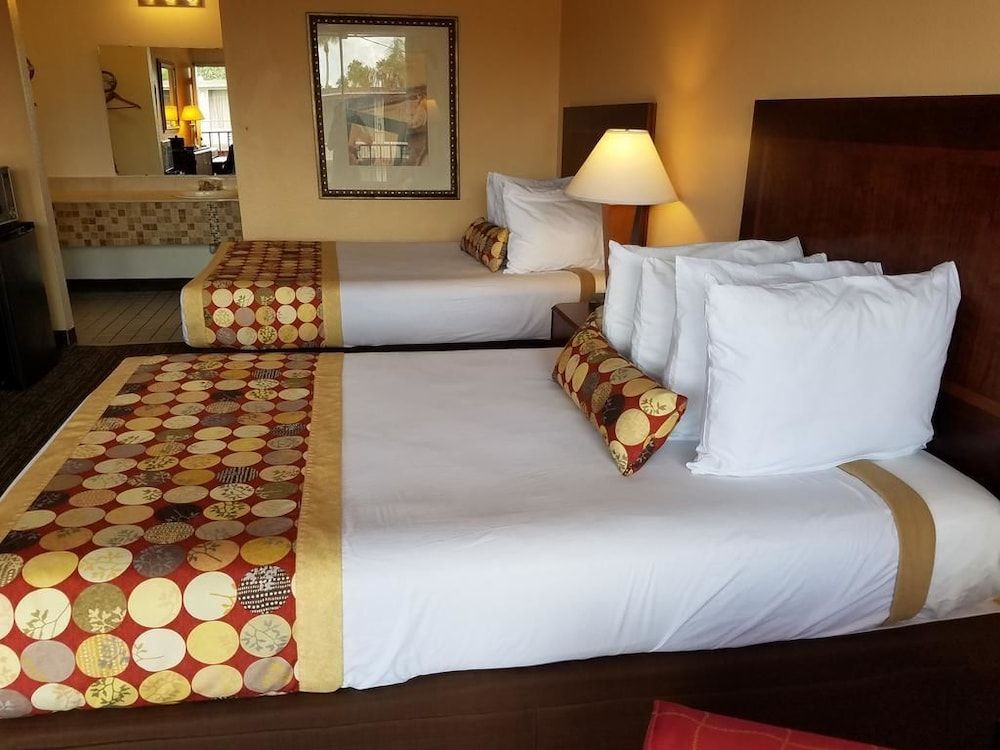 undefined Sun Inn & Suites 9